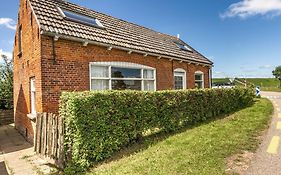 Quaint Holiday Home in Nieuwvliet Bad near Seabeach